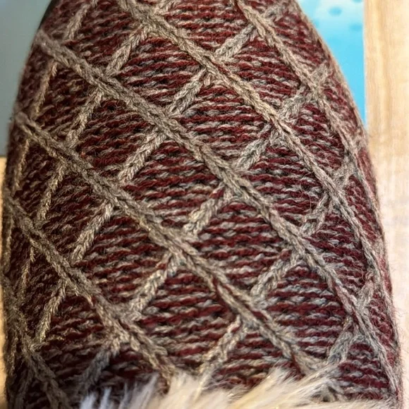 NWT isotoner Woman's Diamond Sweater Knit Clog Slippers | Size SM 6.5-7 - Picture 2 of 8